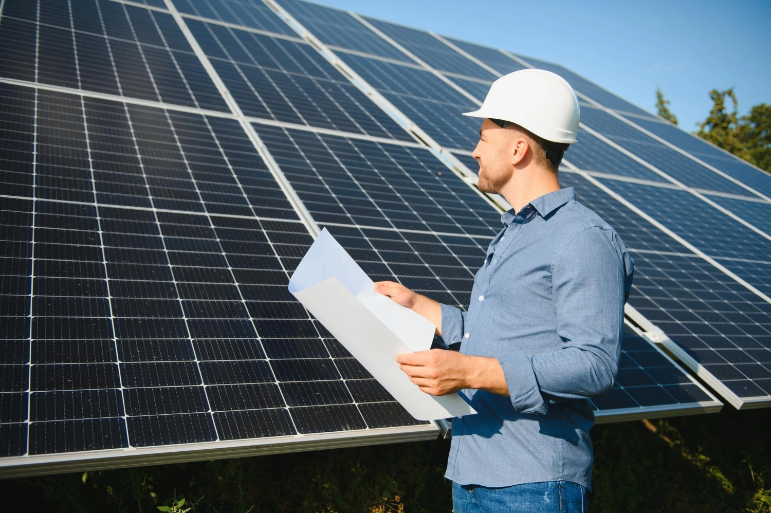 Installation de panneaux solaires sur un toit de maison en Tunisie – acheter un panneau solaire en Tunisie